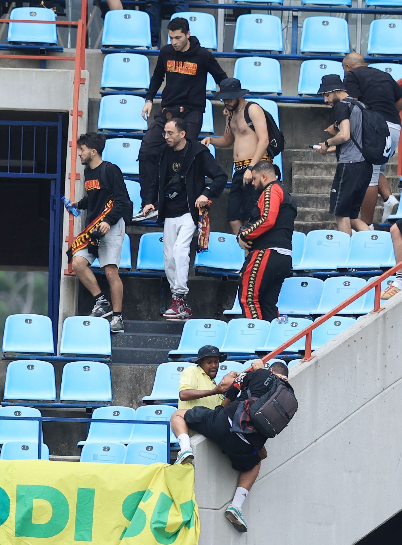 Болельщик спас от смерти фаната команды соперника, когда тот свалился со второго яруса на стадионе. Момент попал на видео