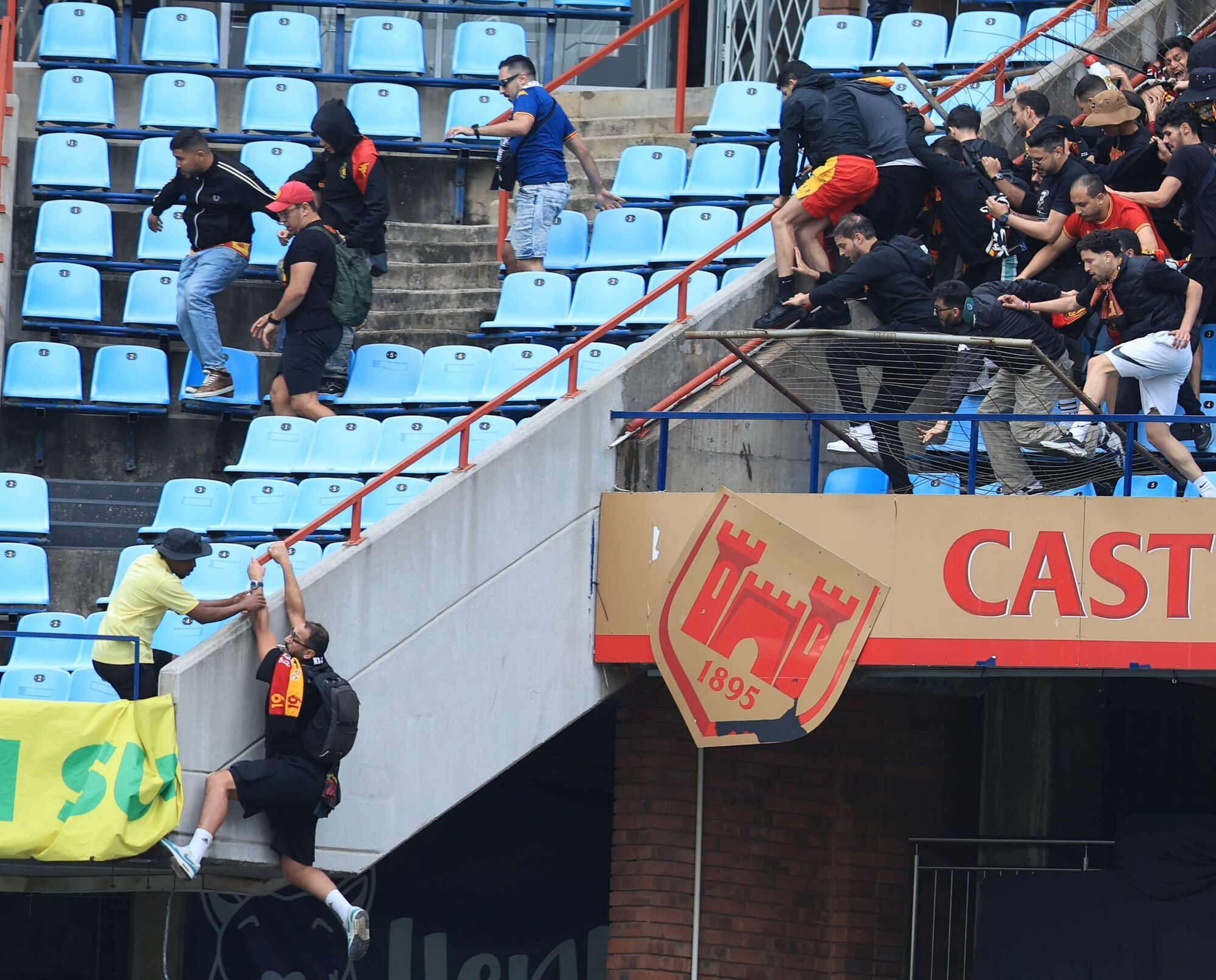 Болельщик спас от смерти фаната команды соперника, когда тот свалился со второго яруса на стадионе. Момент попал на видео