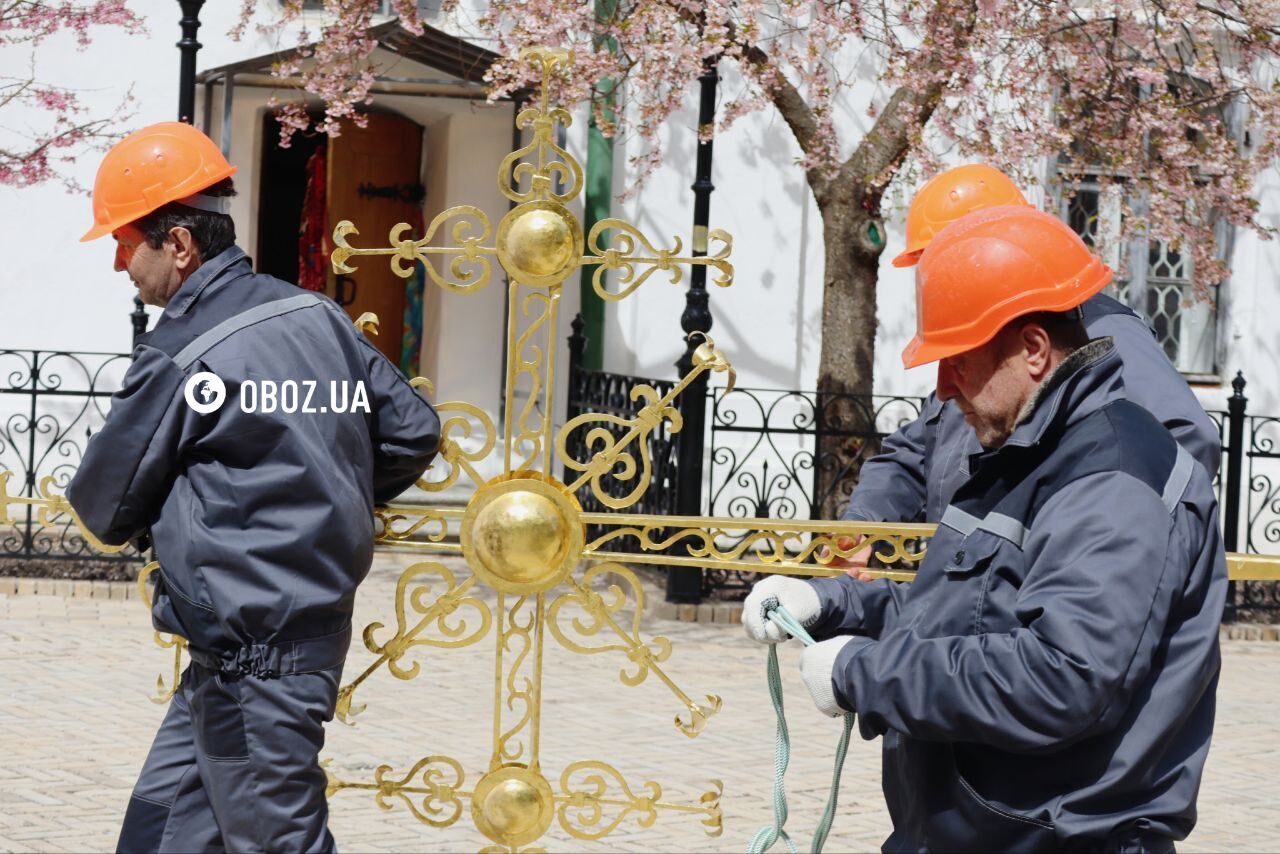 Відреставрований хрест встановили над старовинною церквою Києво-Печерської лаври. Подробиці, фото та відео