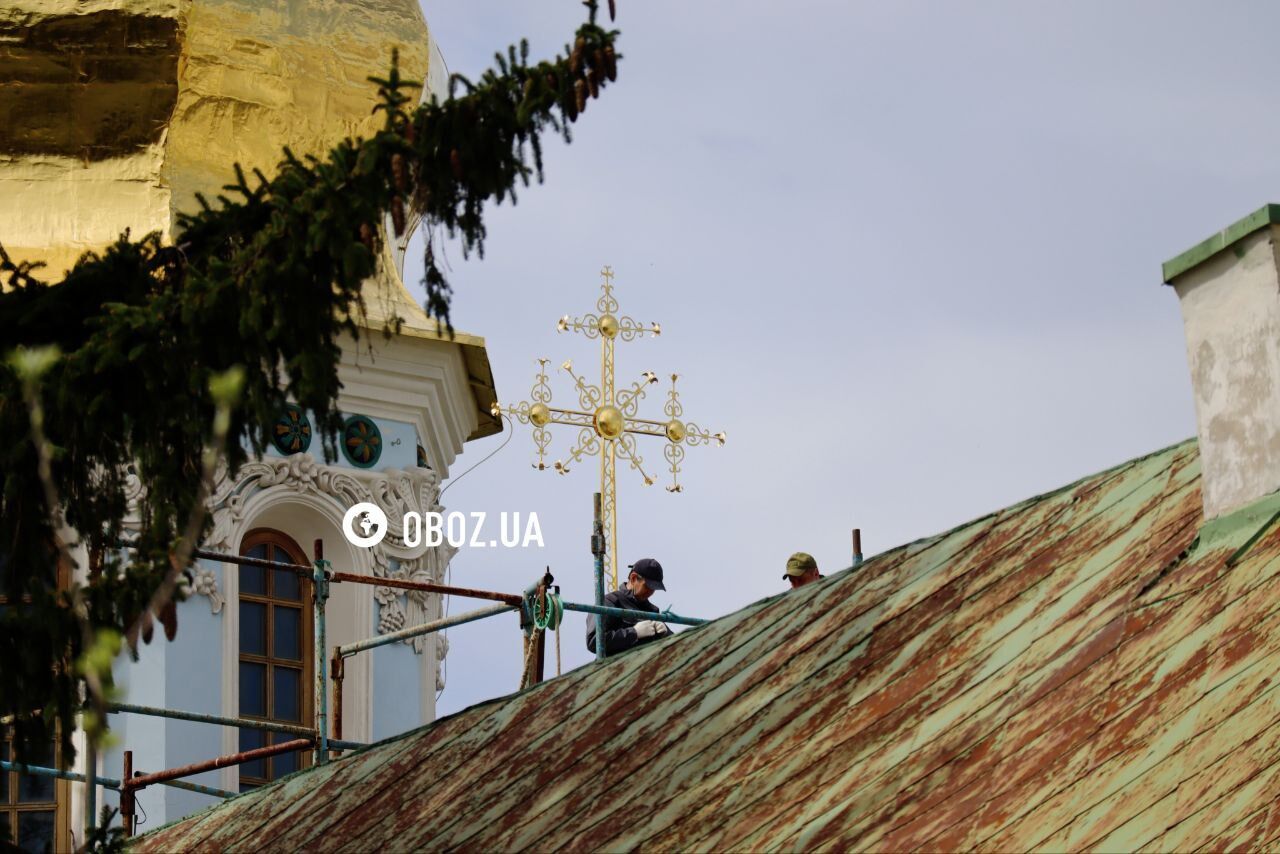 Відреставрований хрест встановили над старовинною церквою Києво-Печерської лаври. Подробиці, фото та відео