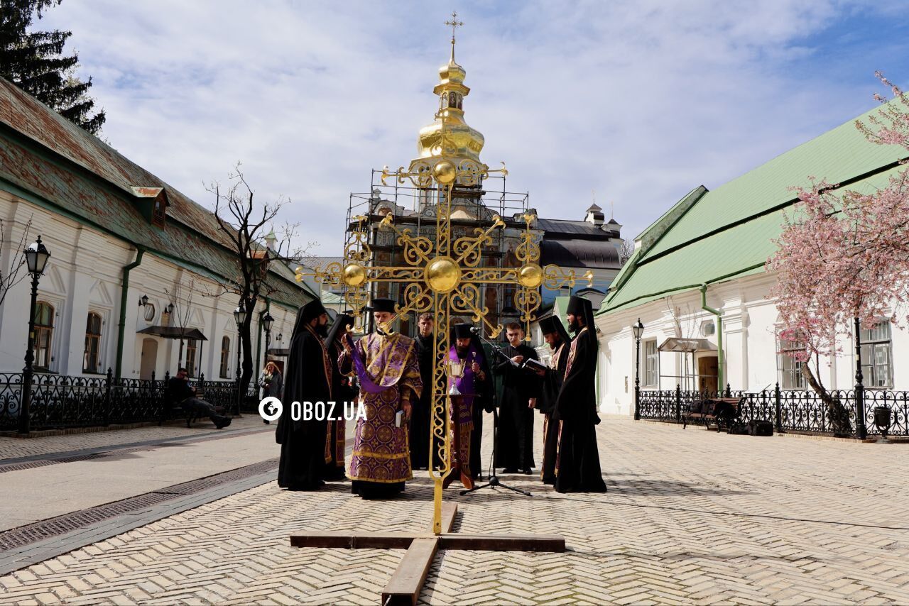 Відреставрований хрест встановили над старовинною церквою Києво-Печерської лаври. Подробиці, фото та відео