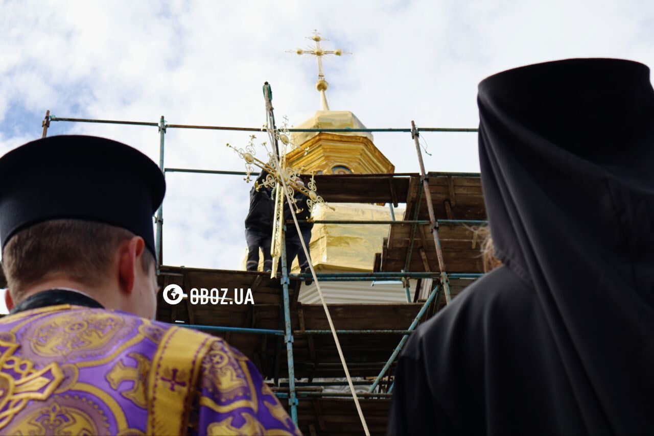 Відреставрований хрест встановили над старовинною церквою Києво-Печерської лаври. Подробиці, фото та відео