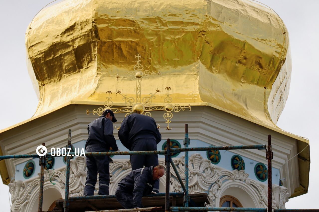 Відреставрований хрест встановили над старовинною церквою Києво-Печерської лаври. Подробиці, фото та відео