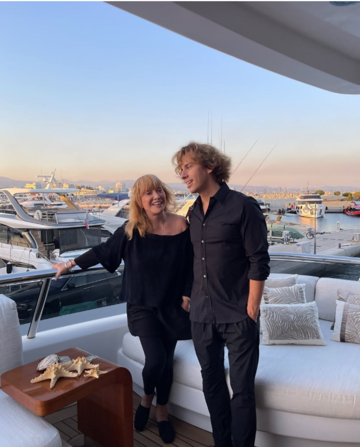 Який вигляд має Алла Пугачова в 76 років без макіяжу: Галкін ніжно звернувся до дружини в день народження, а вона емоційно відповіла