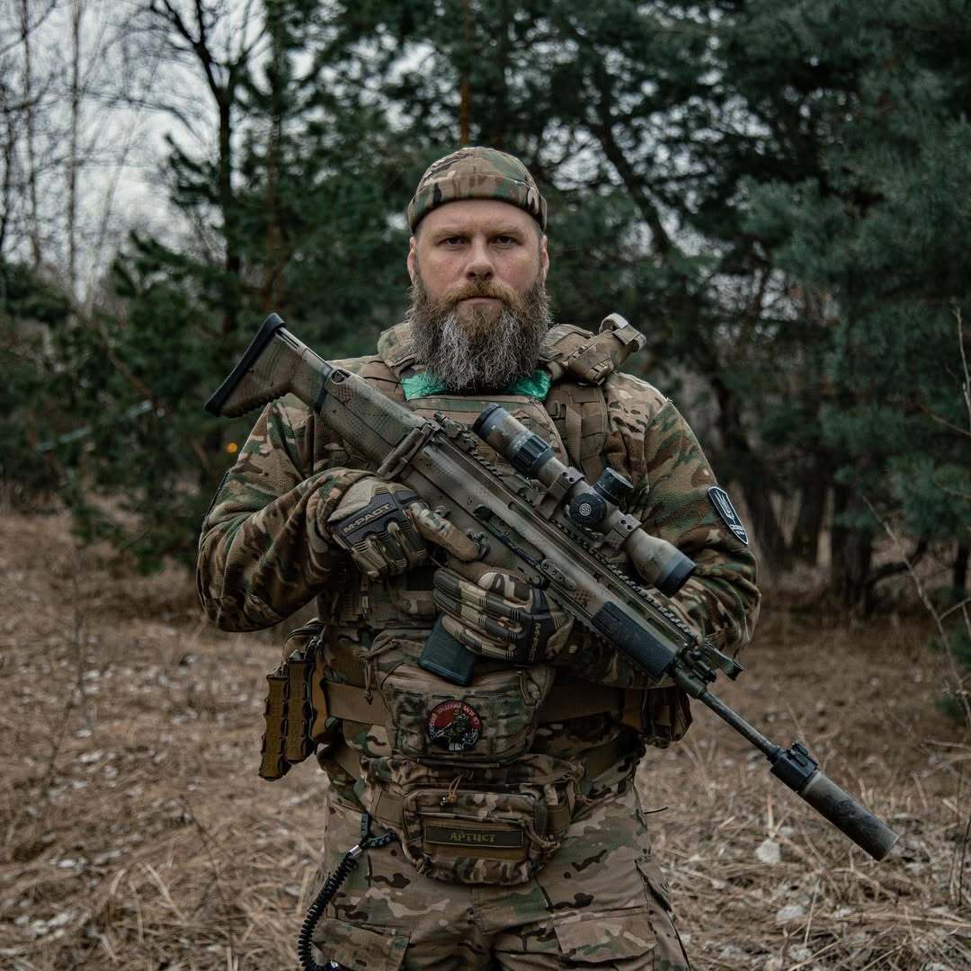 "Одна на все місто". Актор-воїн Володимир Ращук розповів про неймовірну жінку, яка спілкувалася українською в Маріуполі