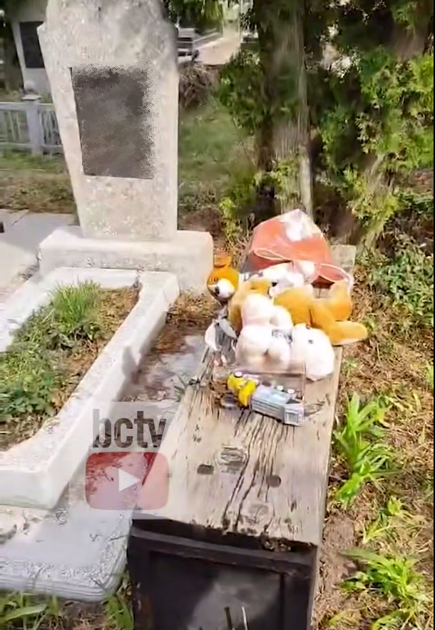 На Київщині на гарячому затримали жінок, які намагалися вкрасти іграшки з могил воїнів. Фото та відео