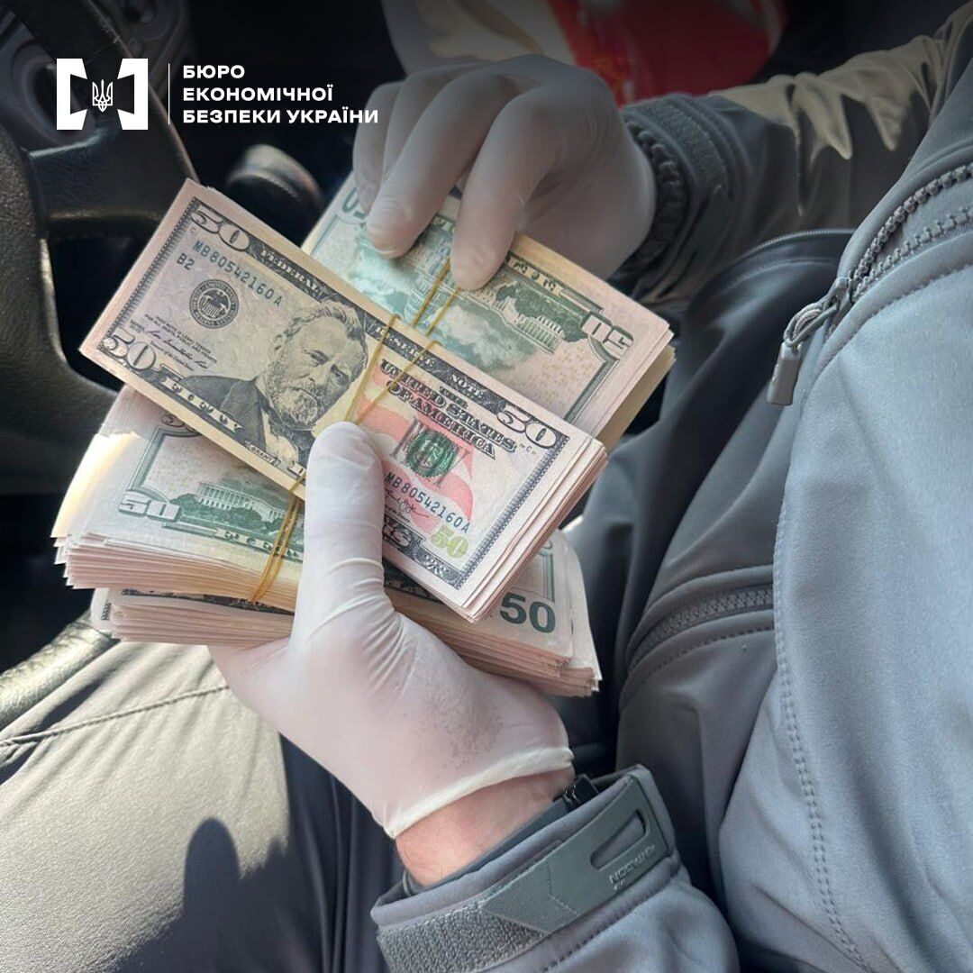 Один із фігурантів затриманий безпосередньо при спробі продажу підроблених 30 тис. доларів