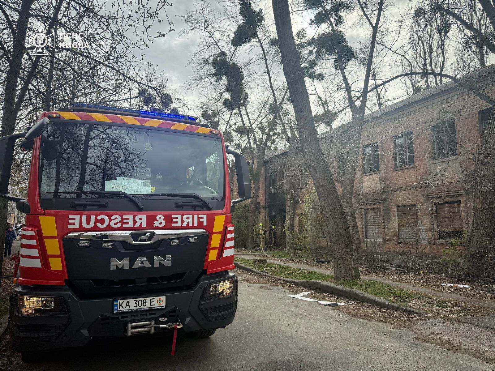 У Києві пожежа в будівлі забрала життя людини, ще двоє – у лікарні. Подробиці та фото