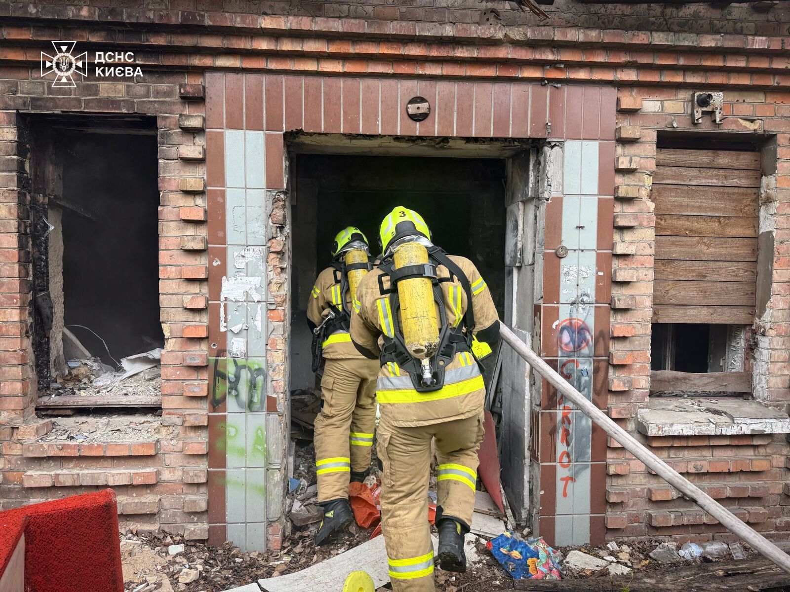 У Києві пожежа в будівлі забрала життя людини, ще двоє – у лікарні. Подробиці та фото