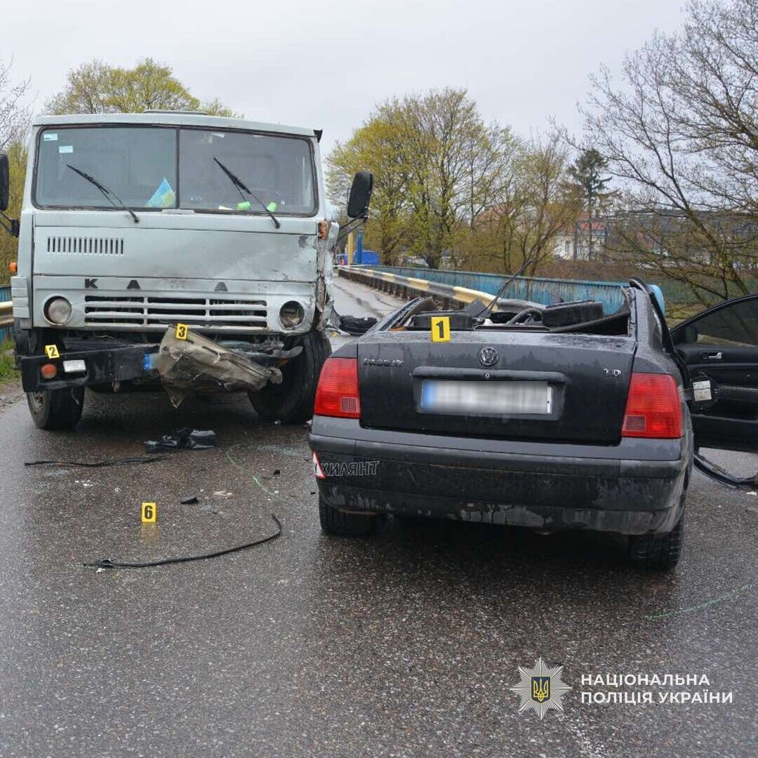 На Львівщині зіткнулися Volkswagen Passat і КамАЗ: водій легковика загинув на місці. Фото 