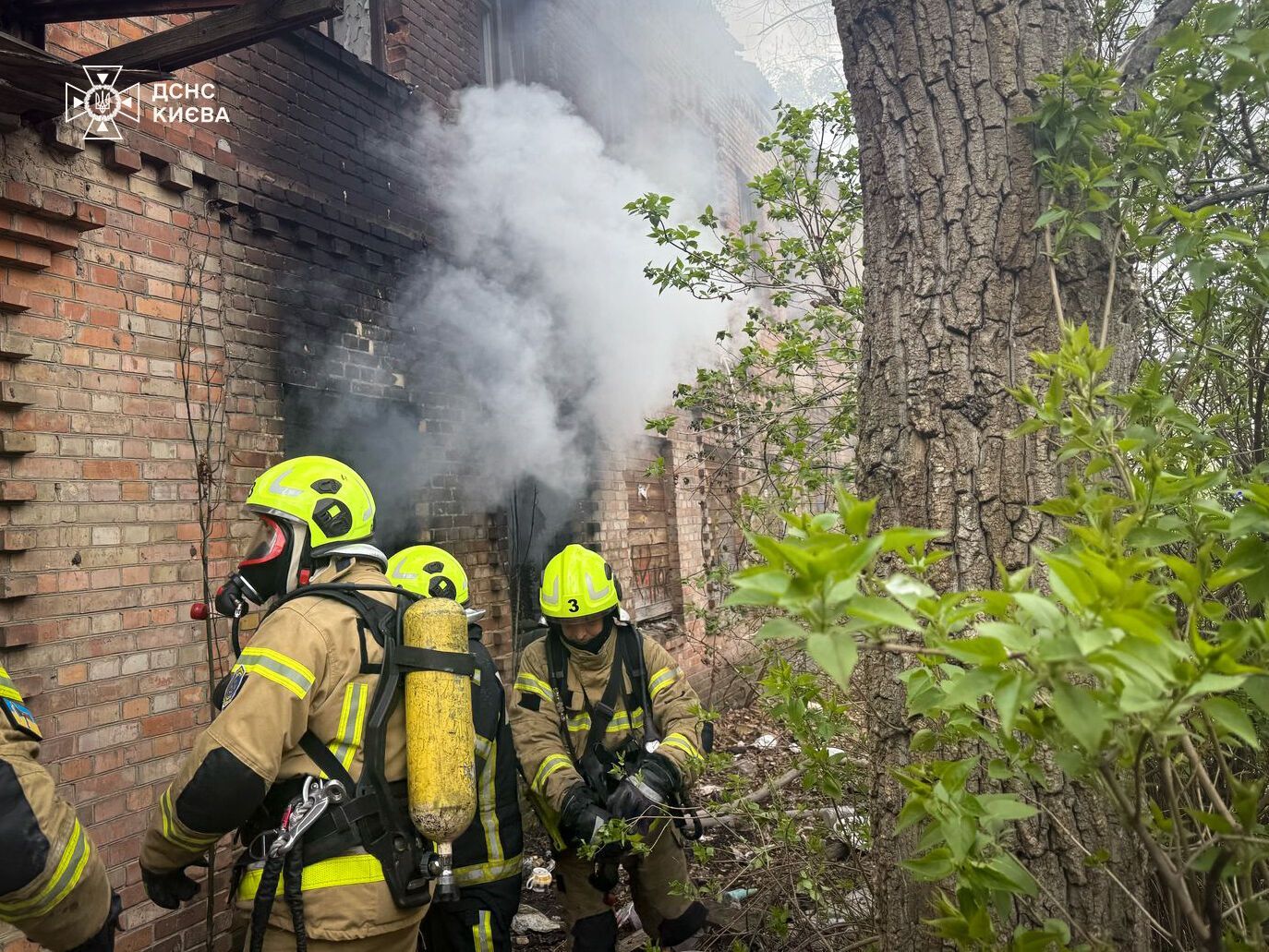 У Києві пожежа в будівлі забрала життя людини, ще двоє – у лікарні. Подробиці та фото