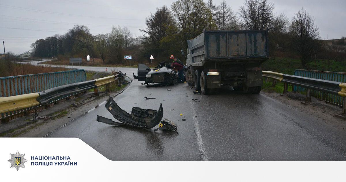 На Львівщині зіткнулися Volkswagen Passat і КамАЗ: водій легковика загинув на місці. Фото 