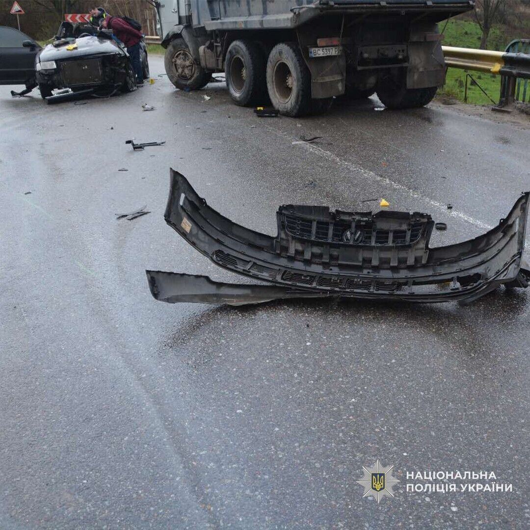 На Львівщині зіткнулися Volkswagen Passat і КамАЗ: водій легковика загинув на місці. Фото 