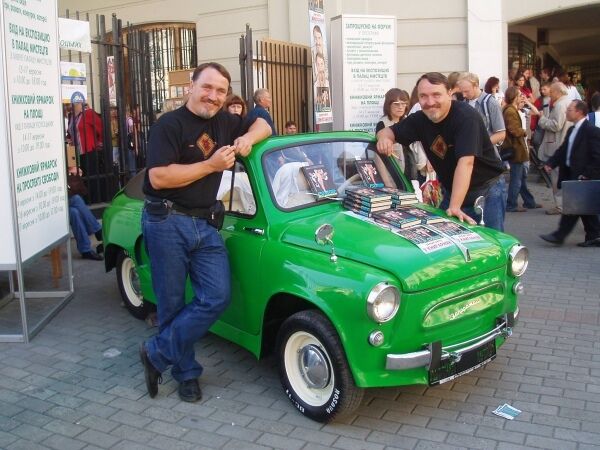 Який вигляд має пам'ятник на могилі Дмитра Капранова: брат письменника зробив його власноруч. Фото