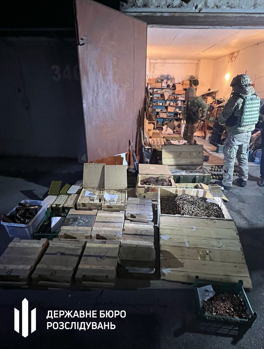 Ящики з гранатами, патрони та міни: у Києві правоохоронець та його батько облаштували схрон зі зброєю на Троєщині. Фото та відео