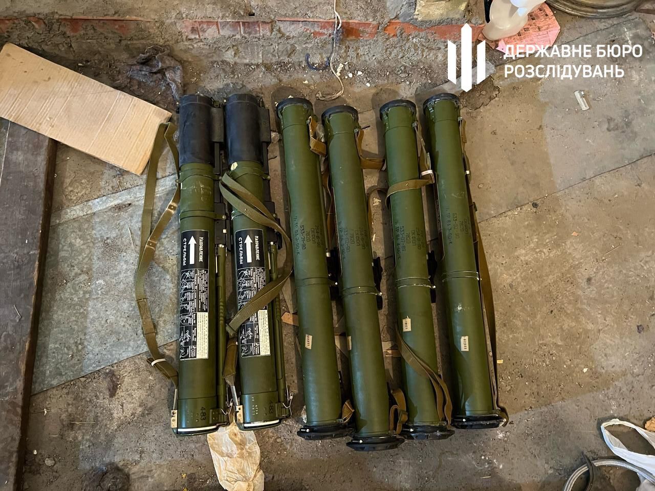 Ящики з гранатами, патрони та міни: у Києві правоохоронець та його батько облаштували схрон зі зброєю на Троєщині. Фото та відео