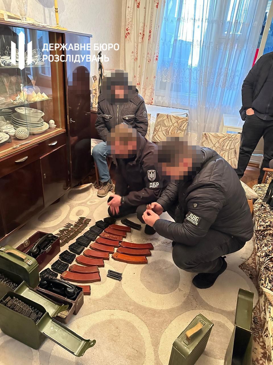 Ящики з гранатами, патрони та міни: у Києві правоохоронець та його батько облаштували схрон зі зброєю на Троєщині. Фото та відео