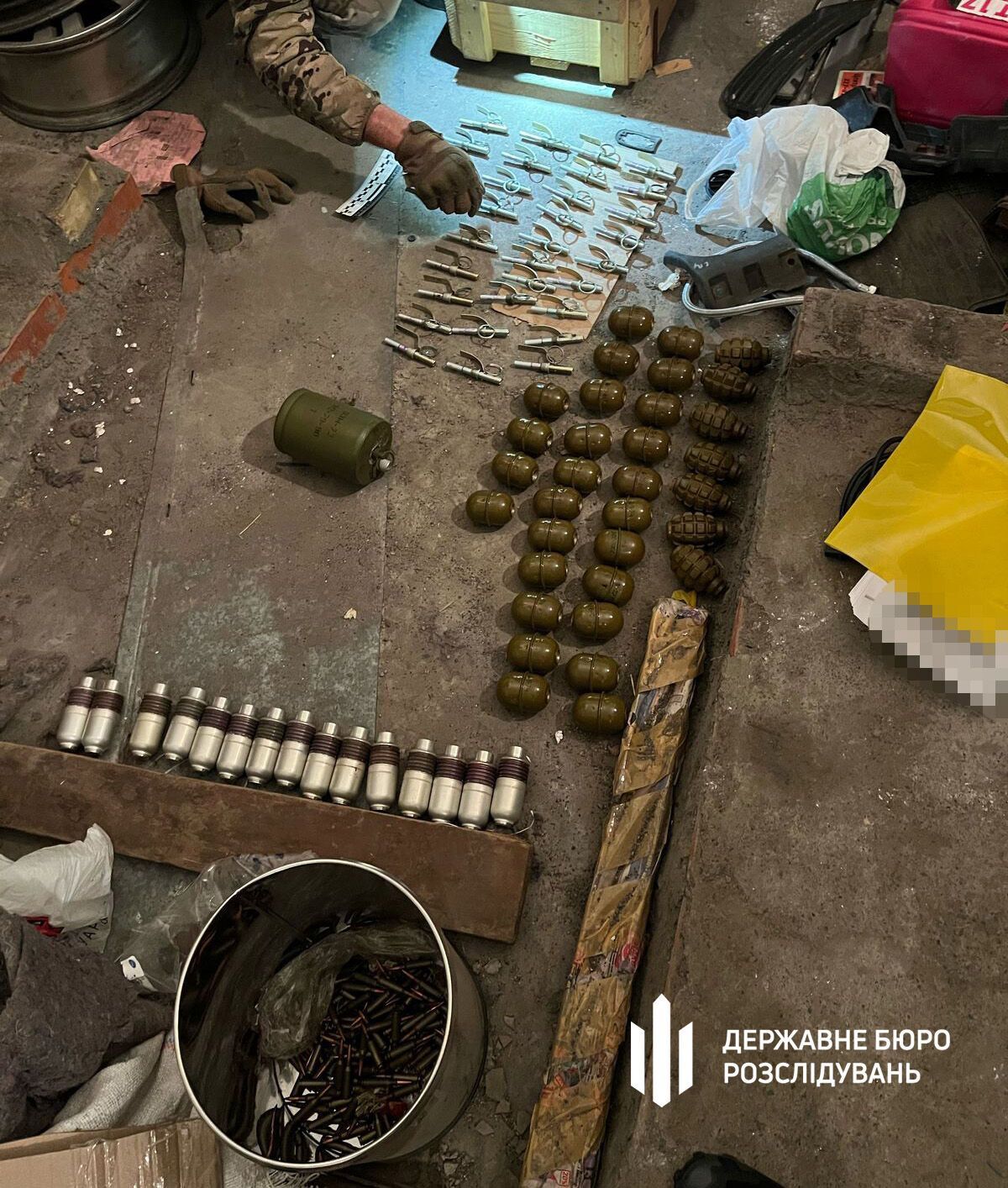 Ящики з гранатами, патрони та міни: у Києві правоохоронець та його батько облаштували схрон зі зброєю на Троєщині. Фото та відео