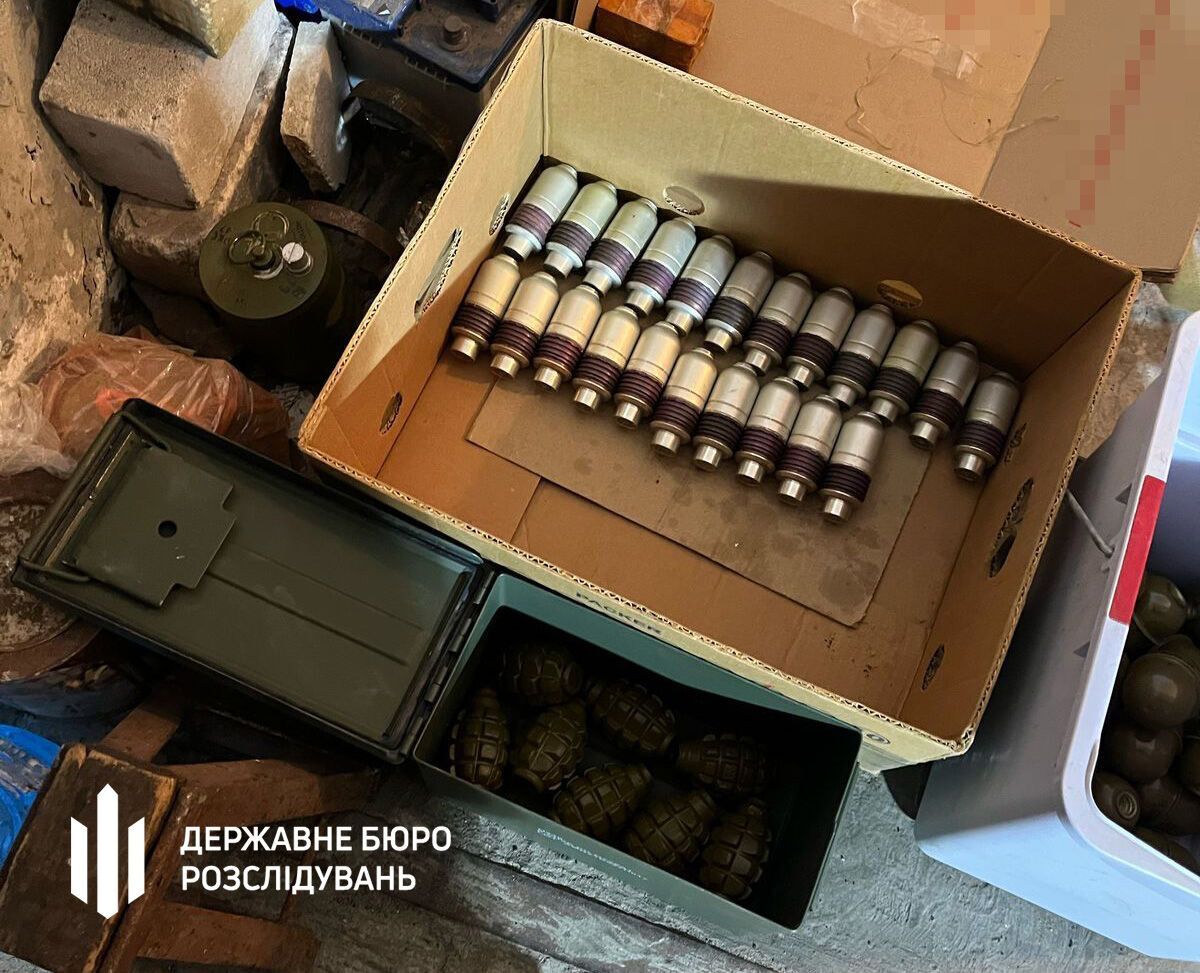 Ящики з гранатами, патрони та міни: у Києві правоохоронець та його батько облаштували схрон зі зброєю на Троєщині. Фото та відео