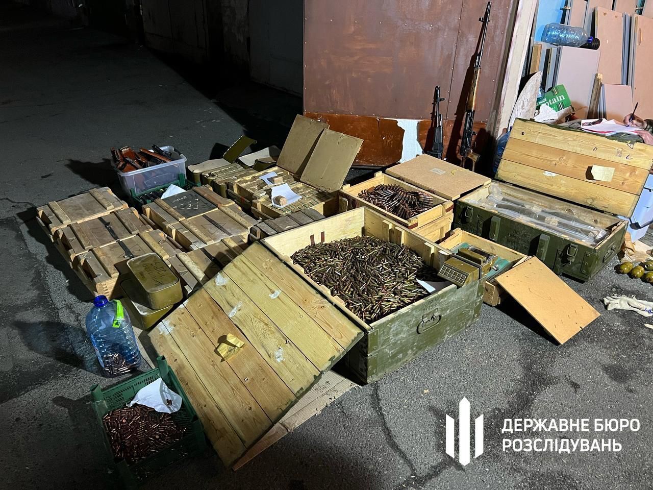 Ящики з гранатами, патрони та міни: у Києві правоохоронець та його батько облаштували схрон зі зброєю на Троєщині. Фото та відео