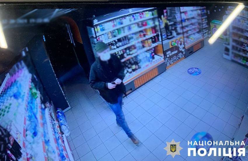 Погрожуючи пістолетом, пограбував магазин на Андріївському узвозі: у Києві суд виніс вирок іноземцю. Фото