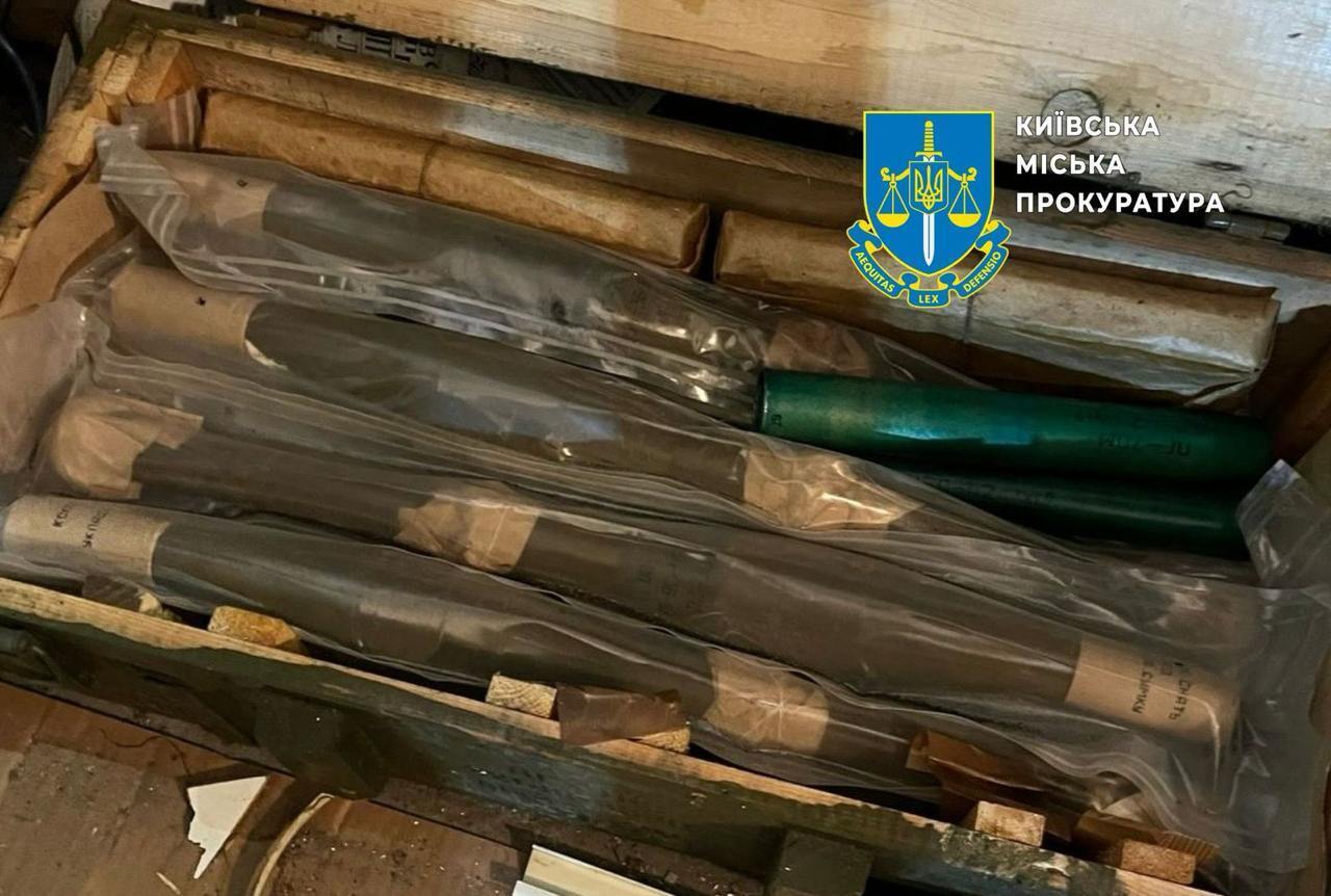 Ящики з гранатами, патрони та міни: у Києві правоохоронець та його батько облаштували схрон зі зброєю на Троєщині. Фото та відео