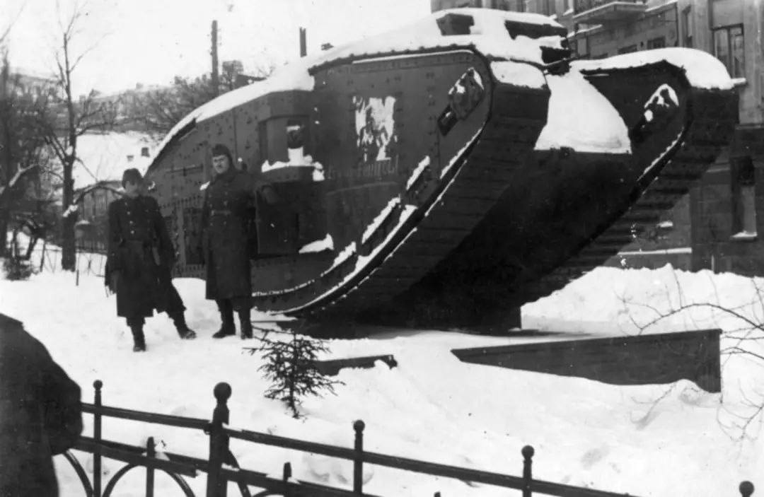 В Киеве в 1930-1940-х годах можно было увидеть два британских танка времен Первой мировой войны