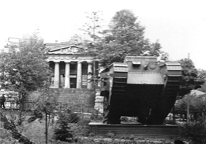 В Киеве в 1930-1940-х годах можно было увидеть два британских танка времен Первой мировой войны