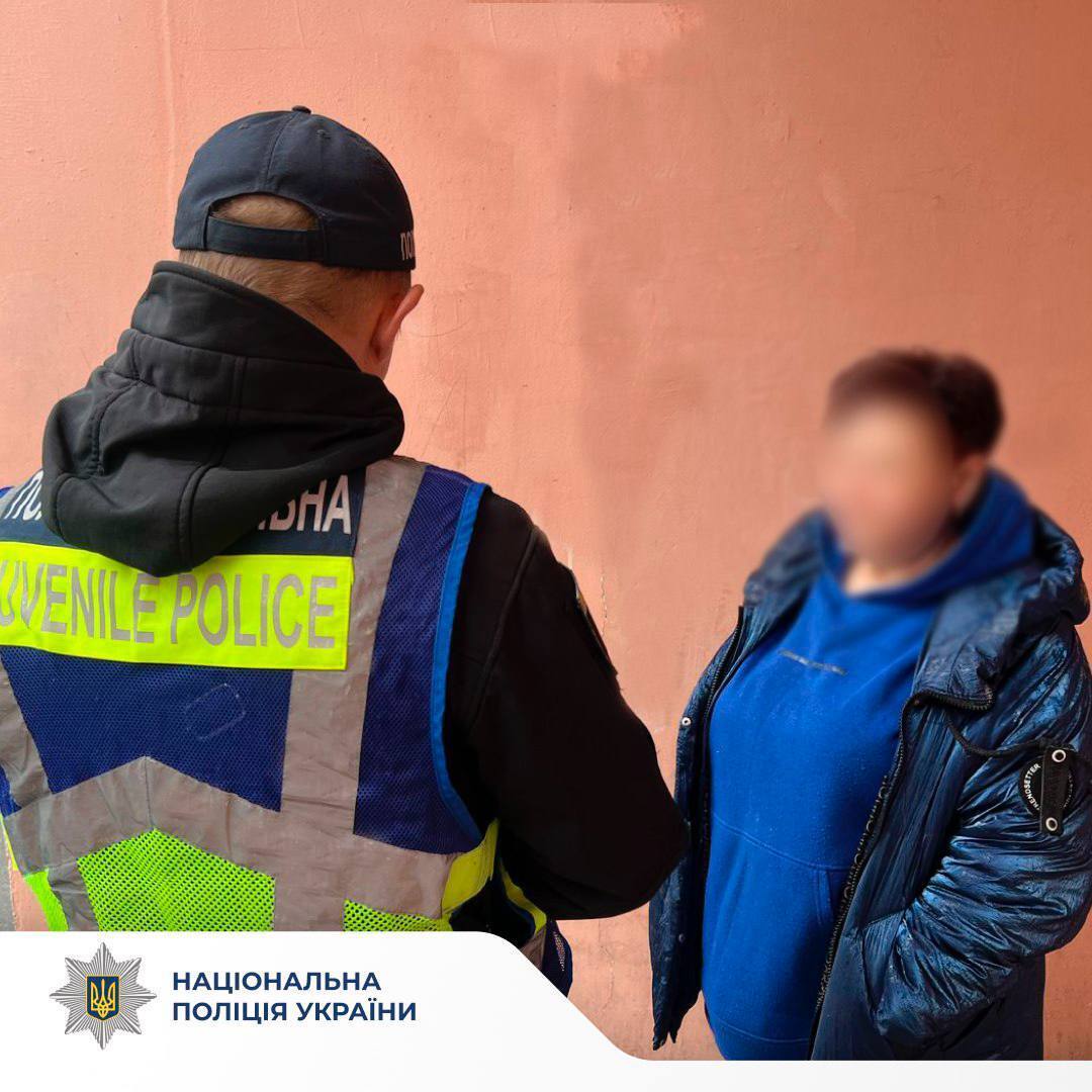 В Киеве женщина тянула ребенка по асфальту и избивала его: делом занялась полиция. Видео