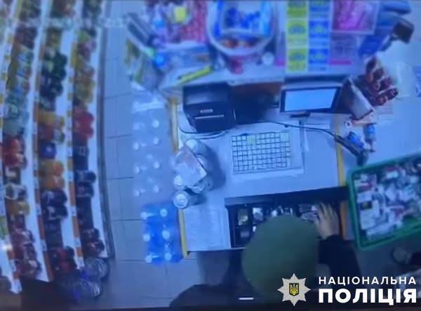Погрожуючи пістолетом, пограбував магазин на Андріївському узвозі: у Києві суд виніс вирок іноземцю. Фото