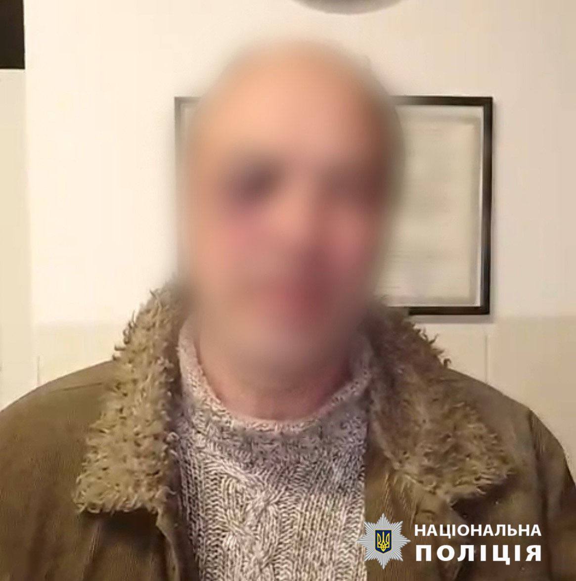 Угрожал соседу ножом и гранатой: в Киеве полицейские задержали пьяного хулигана. Фото и подробности