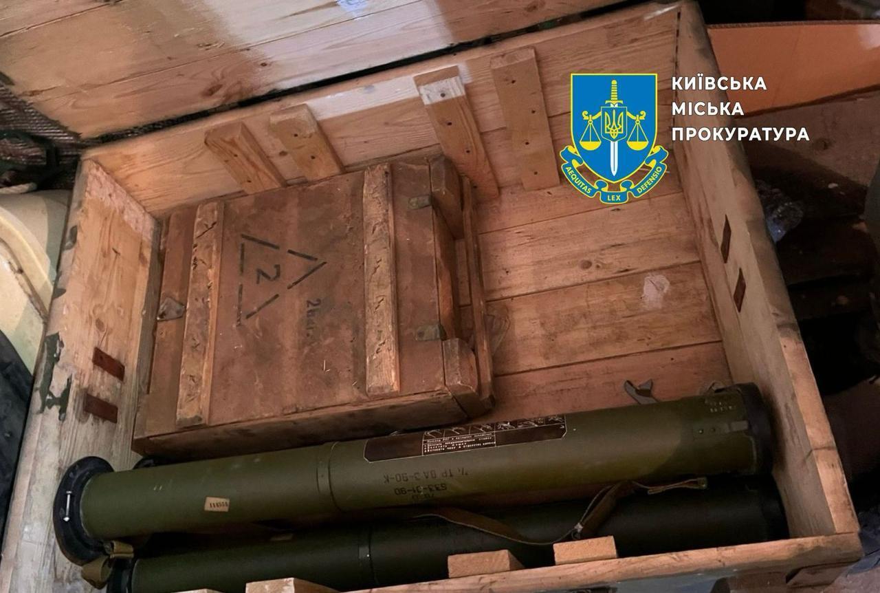Ящики з гранатами, патрони та міни: у Києві правоохоронець та його батько облаштували схрон зі зброєю на Троєщині. Фото та відео