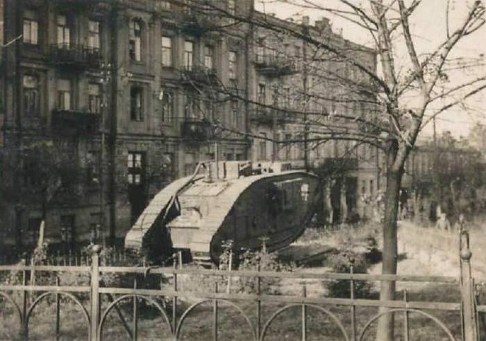 В Киеве в 1930-1940-х годах можно было увидеть два британских танка времен Первой мировой войны