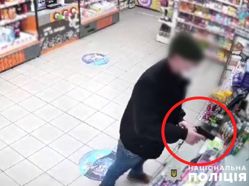 Погрожуючи пістолетом, пограбував магазин на Андріївському узвозі: у Києві суд виніс вирок іноземцю. Фото