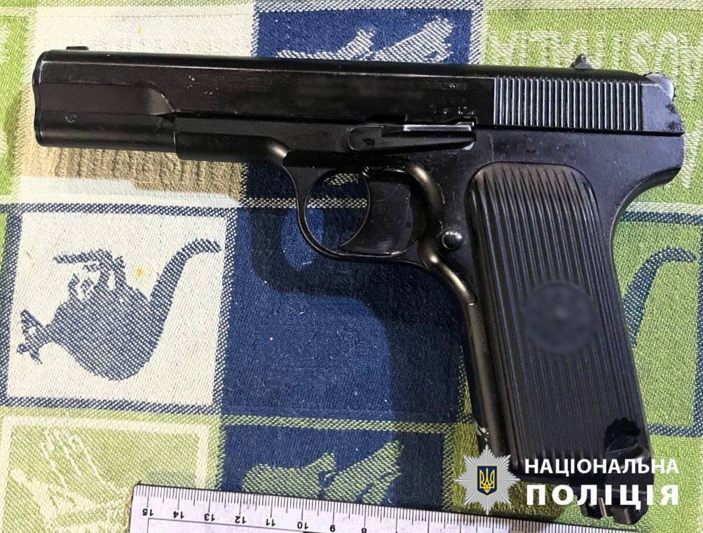 Угрожал соседу ножом и гранатой: в Киеве полицейские задержали пьяного хулигана. Фото и подробности