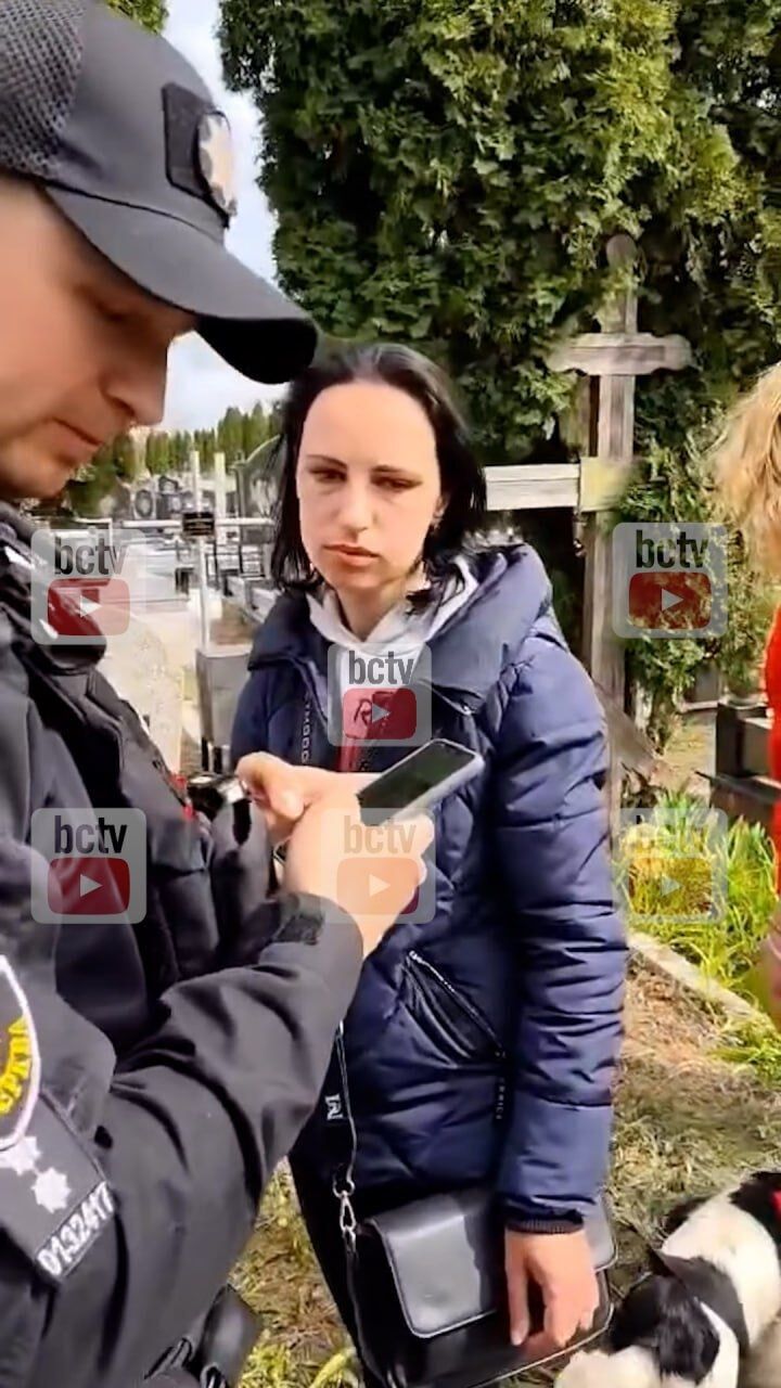 На Київщині на гарячому затримали жінок, які намагалися вкрасти іграшки з могил воїнів. Фото та відео
