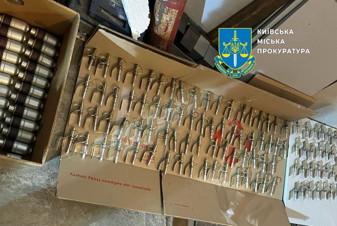 Ящики з гранатами, патрони та міни: у Києві правоохоронець та його батько облаштували схрон зі зброєю на Троєщині. Фото та відео
