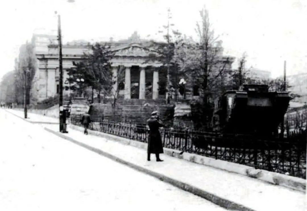 В Киеве в 1930-1940-х годах можно было увидеть два британских танка времен Первой мировой войны