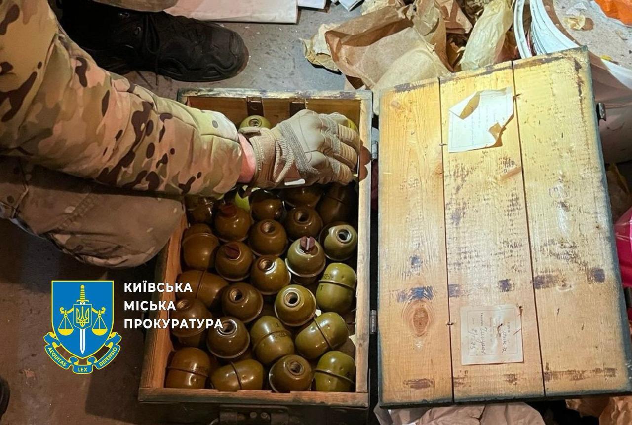 Ящики з гранатами, патрони та міни: у Києві правоохоронець та його батько облаштували схрон зі зброєю на Троєщині. Фото та відео