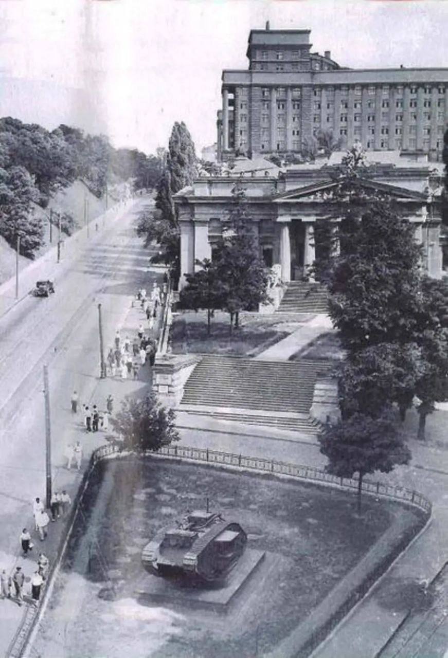 В Киеве в 1930-1940-х годах можно было увидеть два британских танка времен Первой мировой войны