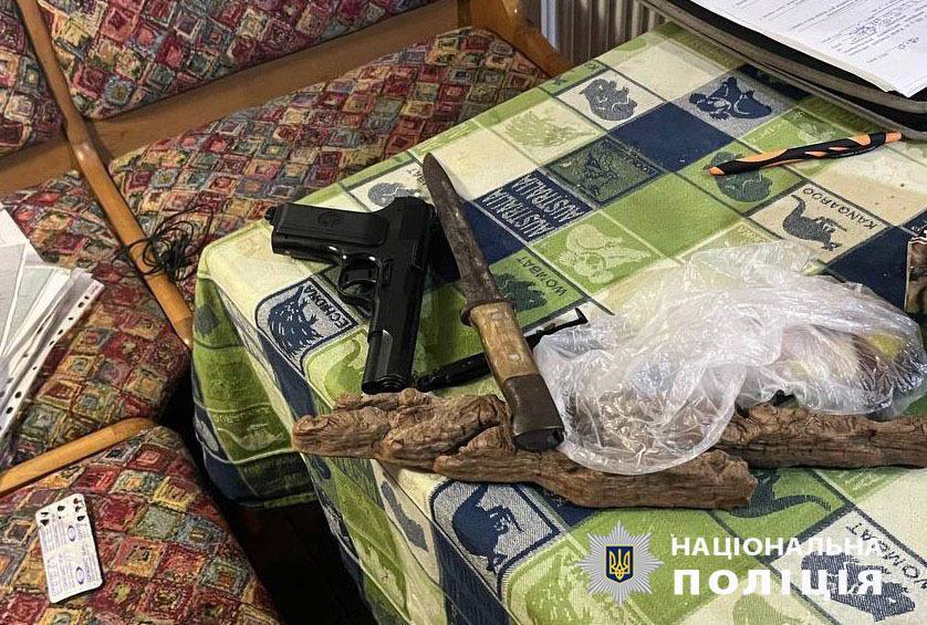 Угрожал соседу ножом и гранатой: в Киеве полицейские задержали пьяного хулигана. Фото и подробности