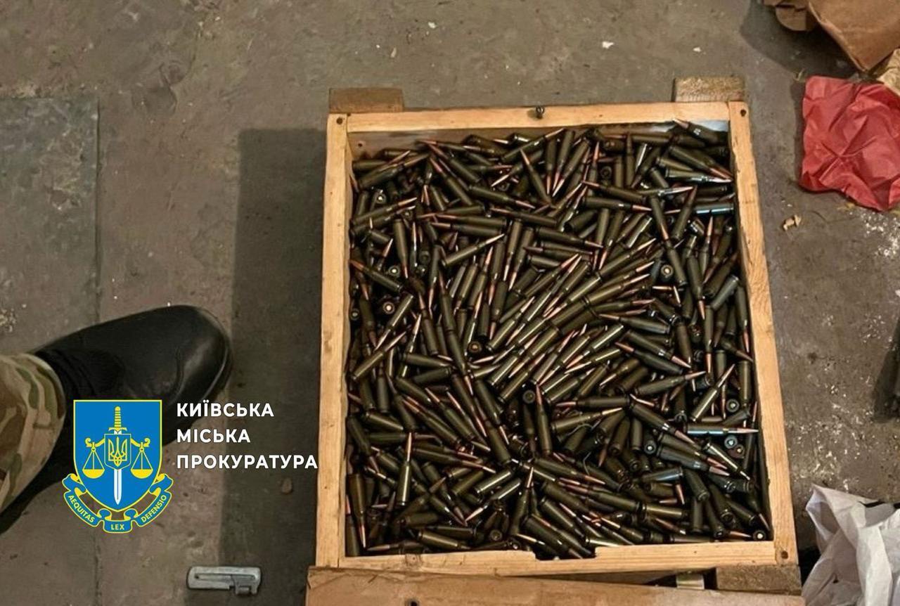 Ящики з гранатами, патрони та міни: у Києві правоохоронець та його батько облаштували схрон зі зброєю на Троєщині. Фото та відео