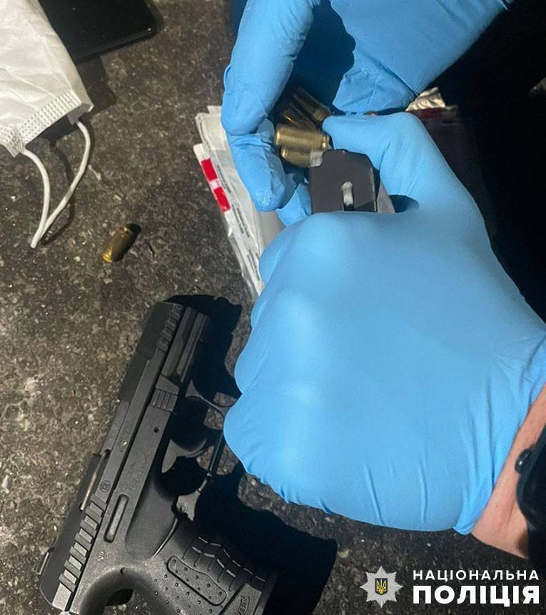 Погрожуючи пістолетом, пограбував магазин на Андріївському узвозі: у Києві суд виніс вирок іноземцю. Фото