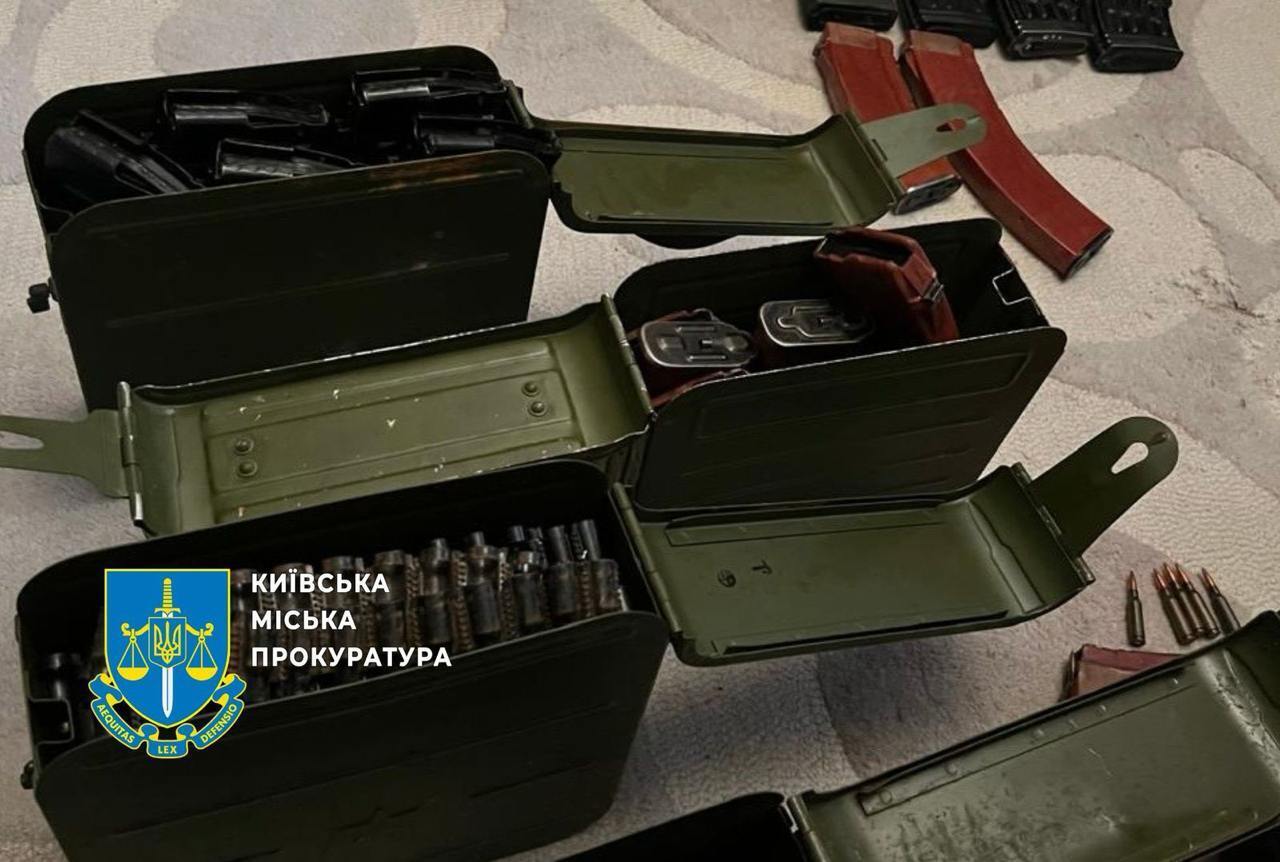 Ящики з гранатами, патрони та міни: у Києві правоохоронець та його батько облаштували схрон зі зброєю на Троєщині. Фото та відео