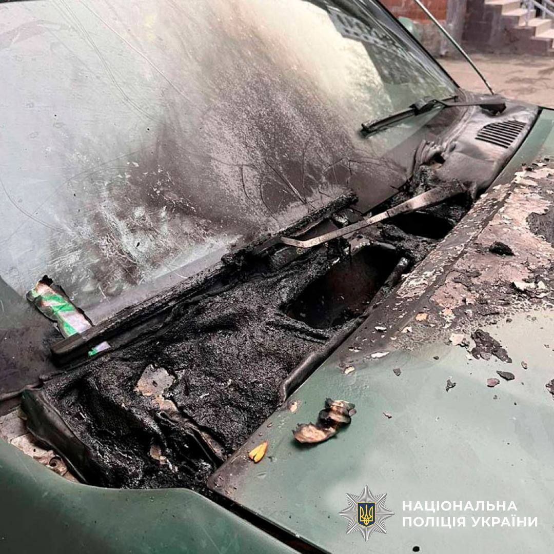 Поджигали авто ВСУ по заказу спецслужб РФ: в Киеве задержали двух злоумышленников. Фото и видео