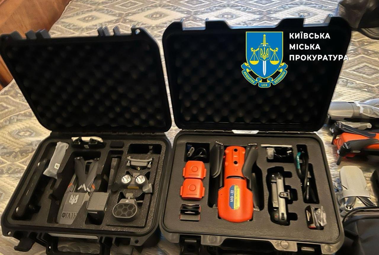 Ящики з гранатами, патрони та міни: у Києві правоохоронець та його батько облаштували схрон зі зброєю на Троєщині. Фото та відео