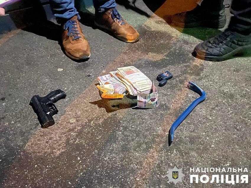 Погрожуючи пістолетом, пограбував магазин на Андріївському узвозі: у Києві суд виніс вирок іноземцю. Фото