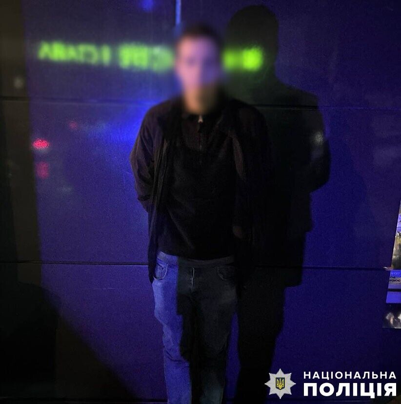 Погрожуючи пістолетом, пограбував магазин на Андріївському узвозі: у Києві суд виніс вирок іноземцю. Фото