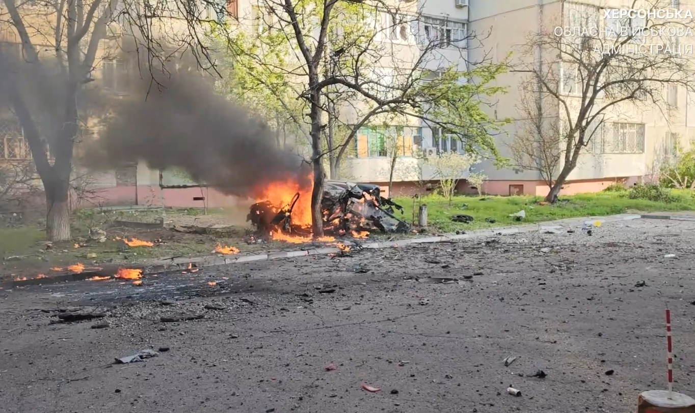 "Бьют просто по домам": оккупанты атаковали Херсон из авиации и артиллерии, есть жертва и пострадавшие. Видео
