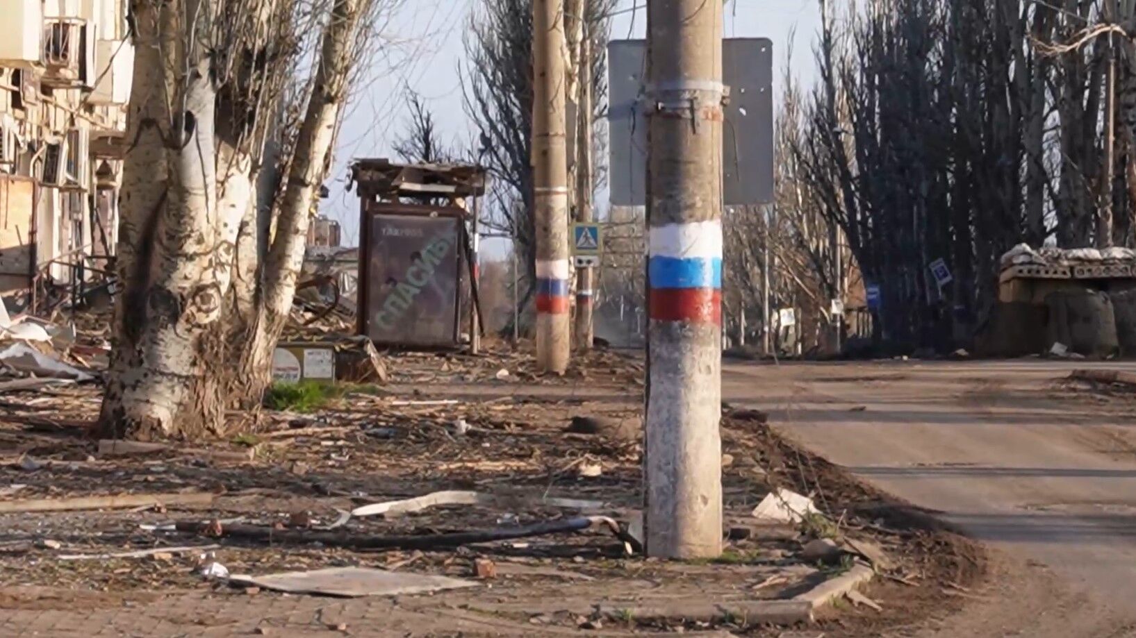На фоне руин: оккупанты в изувеченном Бахмуте развешивают "праздничные" плакаты к 9 мая. Фото